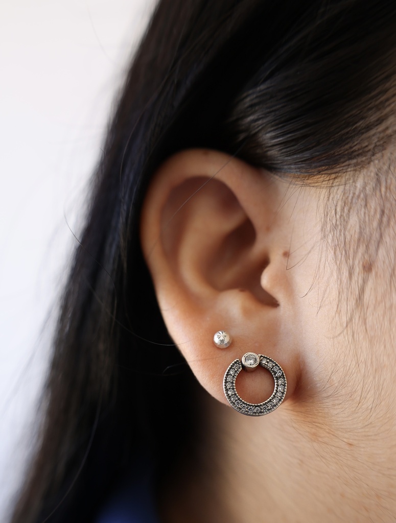 Aretes de Botón Reversible Circulo Zirconia y Corazones Plata